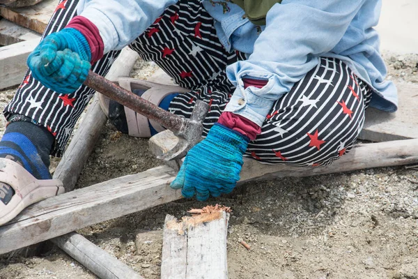 Работник использовать молоток для романтики гвоздь в деревянном — стоковое фото