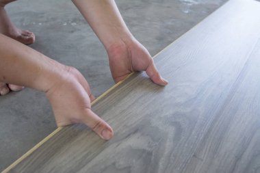 PVC yer döşeme adam