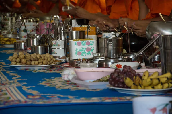 Mönche essen und trinken in einer traditionellen religiösen Zeremonie in — Stockfoto