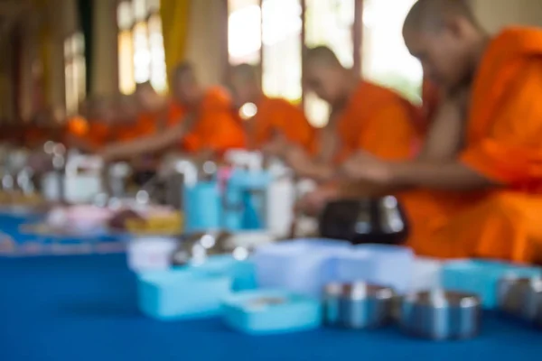 Abstracta imagen borrosa de monjes comiendo y bebiendo en traditi — Foto de Stock