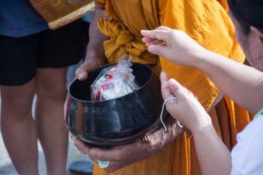  Budist rahipler b son insanlardan sunan gıda verilir