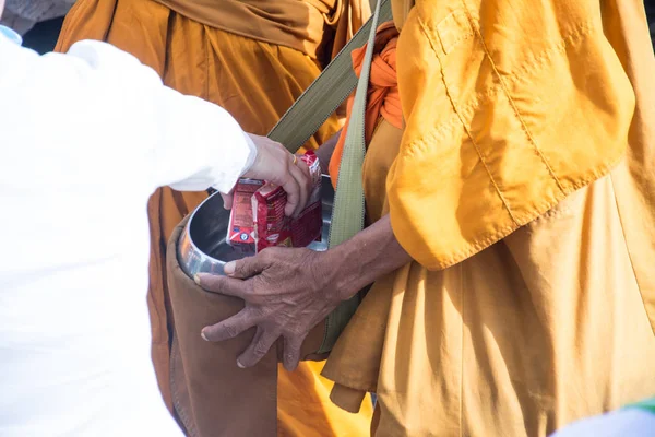 Boeddhistische monniken worden gegeven voedsel aanbieden van mensen voor einde van B — Stockfoto