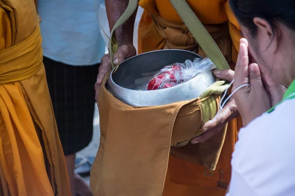 Boeddhistische monniken worden gegeven voedsel aanbieden van mensen voor einde van B — Stockfoto