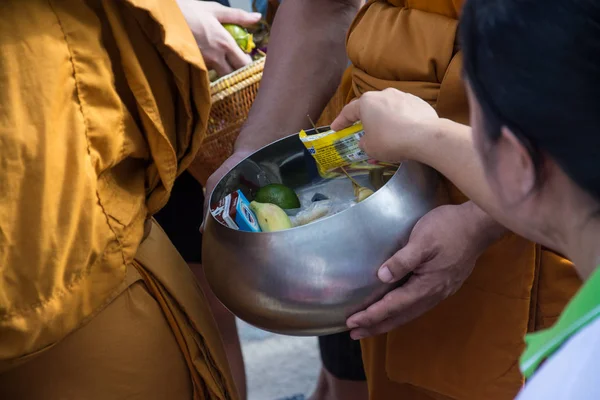 Buddhistische Mönche erhalten von den Menschen Nahrungsmittel für das Ende des b — Stockfoto