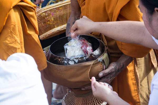 Los monjes budistas reciben ofrendas de comida de la gente para End of B — Foto de Stock