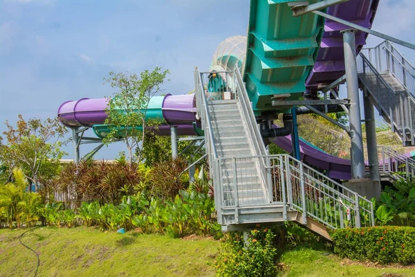 Water slide with blue sky in water park — Stock Photo, Image