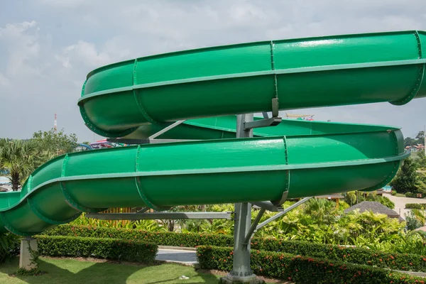 Waterglijbaan met blauwe hemel in waterpark — Stockfoto