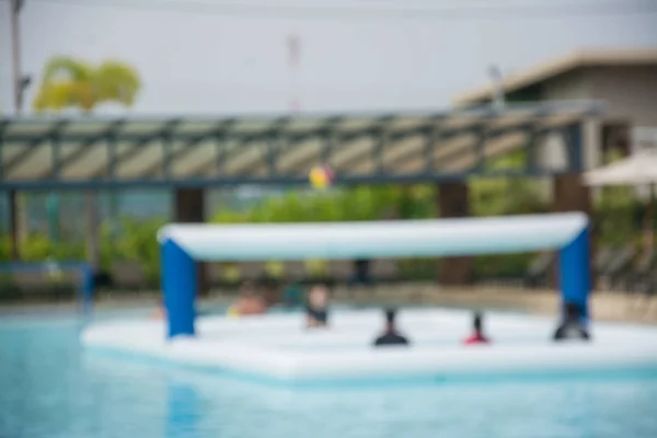Wazig beeld van mensen spelen volleybal in het water zwembad — Stockfoto
