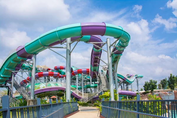 Waterglijbaan met blauwe hemel in waterpark — Stockfoto