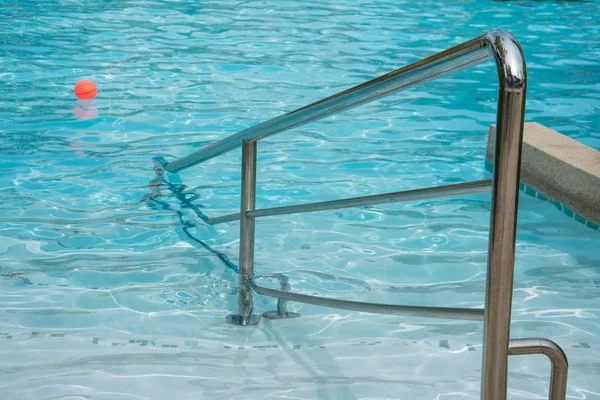 Escada na piscina de água — Fotografia de Stock