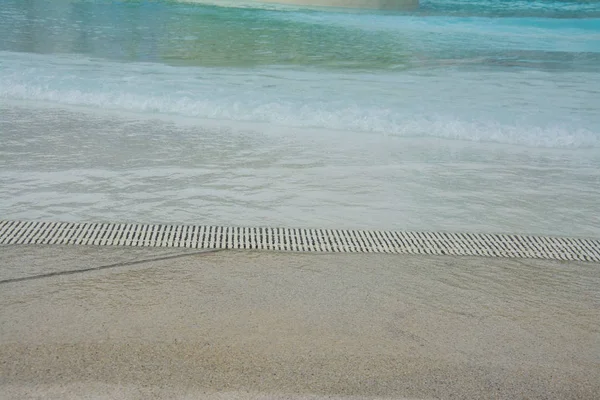 물 수영장 배수 시 궁 창 및 모래 해변 — 스톡 사진