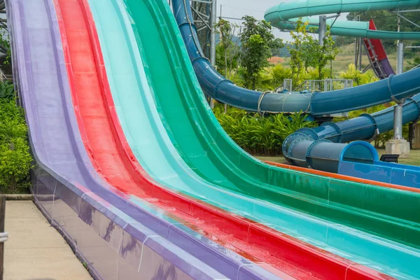 五颜六色的塑料 water-slide 在游泳池 — 图库照片