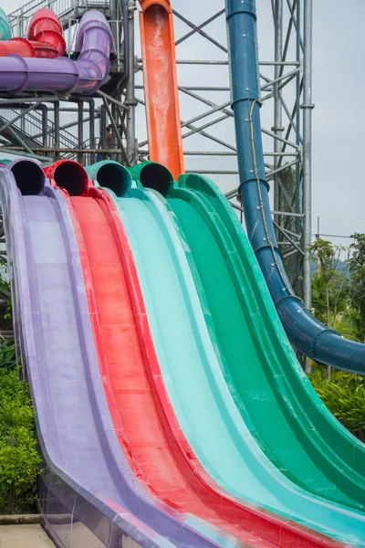 Färgglada plast vattenrutschbana i poolen — Stockfoto