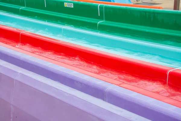 Glissière d'eau en plastique coloré dans la piscine — Photo