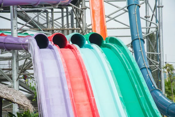 Färgglada plast vattenrutschbana i poolen — Stockfoto