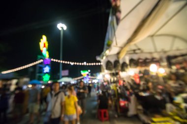 Pazar geceleri yürüyen insanların bulanık görüntü