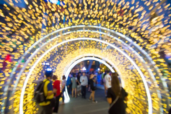 Абстрактный размытый фон людей ходить с украшением тоннеля — стоковое фото