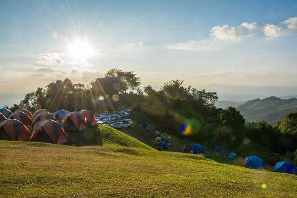 Tendas de acampamento em Doi Samer Dao Montanha no crepúsculo, Nan Provin — Fotografia de Stock