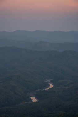Havadan görünümü manzara dağ ve orman Doi s alacakaranlıkta