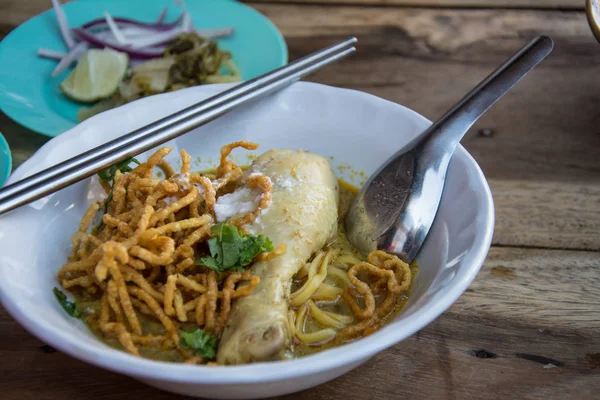Zuppa di tagliatelle al curry (Khao soi) con pollo, tradizionale di Nor — Foto Stock