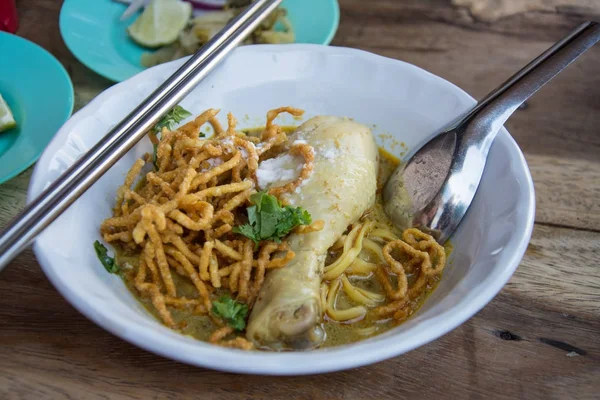 Zuppa di tagliatelle al curry (Khao soi) con pollo, tradizionale di Nor — Foto Stock
