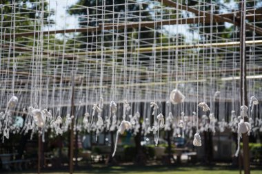 Beyaz iplik tapınağın içinde. Ritüel Budizm.