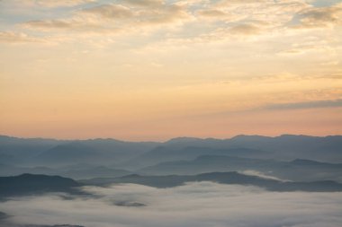 gündoğumu twilight ve deniz sis Doi Samer DAO Sri Nan ülkedeki