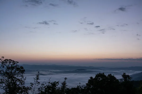 Crepúsculo do nascer do sol e nevoeiro do mar de Doi Samer Dao na Nação Sri Nan — Fotografia de Stock