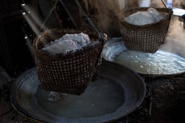 na yeraltı tuzlu su kaynatılarak raditional tuz yapımı