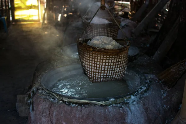 La fabrication de sel radiatif en faisant bouillir l'eau salée souterraine de na — Photo