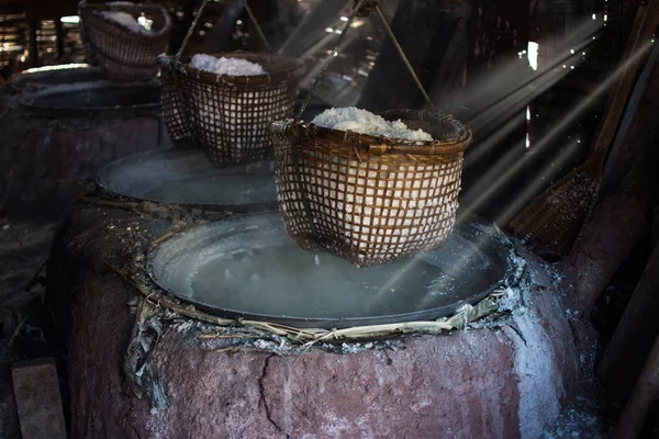 Raditional zout maken door zout grondwater uit na koken — Stockfoto