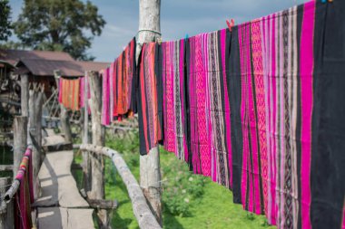 Sila pirinç alanında ahşap yürüyüş yolları el dokuma giyim dayan