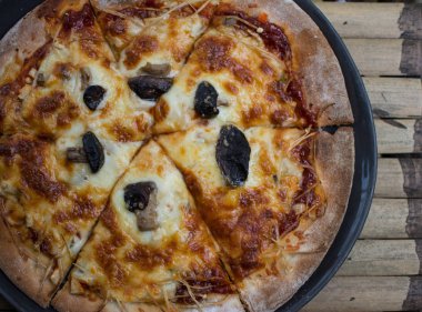 Vejetaryen pizza ahşap bir masa üzerinde mantar ile