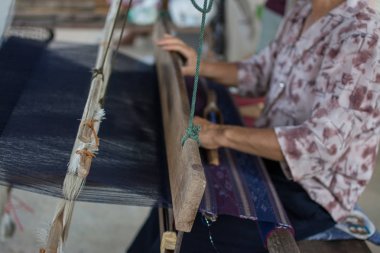 Kadın el dokuma tezgahı, geleneksel şekilde ipek dokuma. Tayland