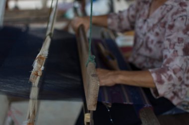 Kadın el dokuma tezgahı, geleneksel şekilde ipek dokuma. Tayland