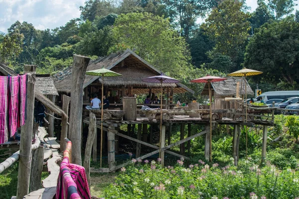 Nan, Thailand - 16 December 2016: fält och stugor av coffee shop i Pua-distriktet, — Stockfoto