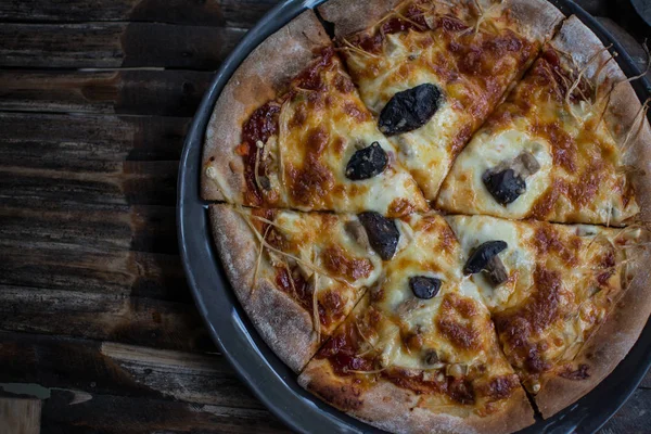 Wegetariańskie pizza z pieczarkami na drewnianym stole — Zdjęcie stockowe