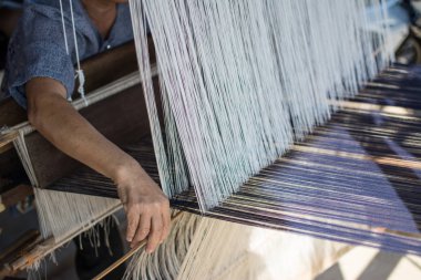 Kadın el dokuma tezgahı, geleneksel şekilde ipek dokuma. Tayland