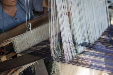 Kadın el dokuma tezgahı, geleneksel şekilde ipek dokuma. Tayland