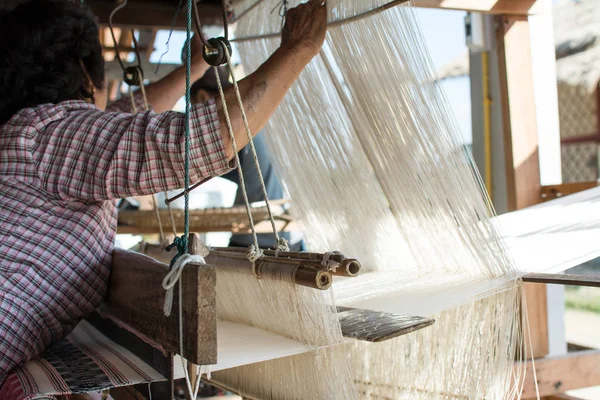 Mujer tejiendo seda de manera tradicional en telar manual. Tailandia —  Fotos de Stock