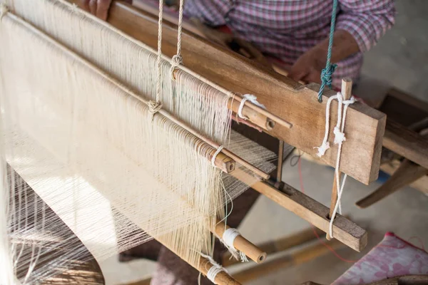 Mujer tejiendo seda de manera tradicional en telar manual. Tailandia —  Fotos de Stock