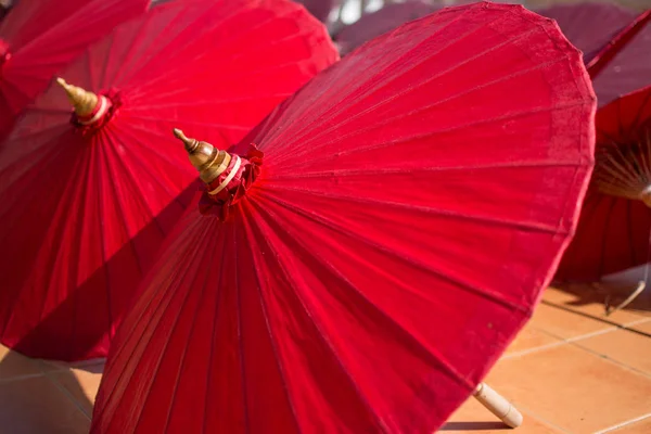 伝統的なタイの赤い傘 — ストック写真