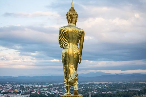 Gouden Boeddha staande op een berg bij zonsondergang avondschemering in Nan — Stockfoto
