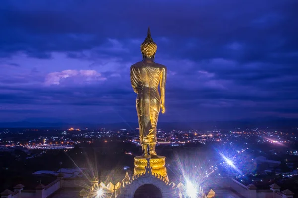 Gyllene Buddha står på ett berg vid solnedgången twilight i Nan — Stockfoto