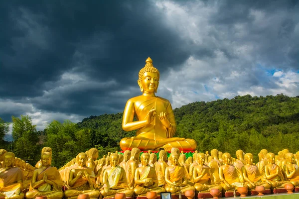 Buda dourado no Buddha Memorial Park, Nakorn nayok, Tailândia . — Fotografia de Stock