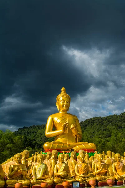 Gyllene buddha på buddha memorial park, nakorn nayok, thailand. — Stockfoto