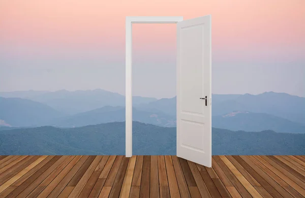 Krajobraz za otwieranie drzwi — Zdjęcie stockowe