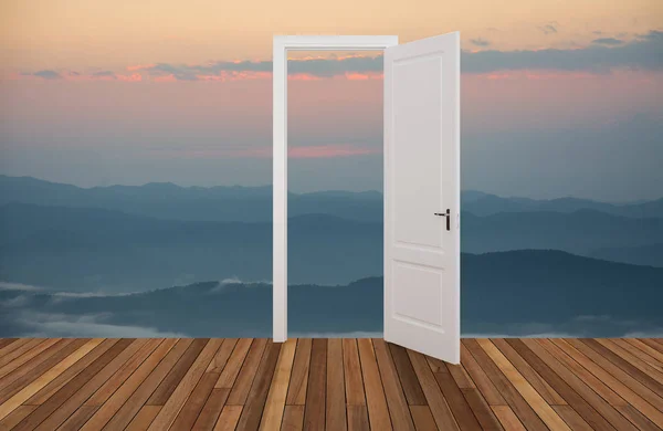 Açılış kapının arkasında manzara — Stok fotoğraf