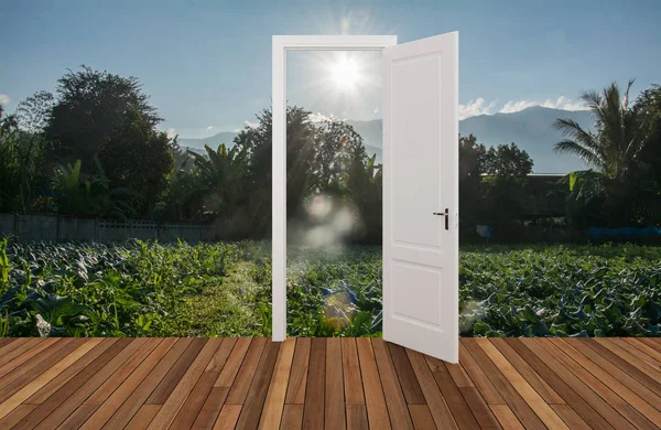Liggande bakom dörren öppnas — Stockfoto