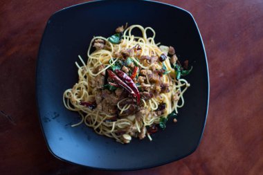 Sai Aua (Notrhern Tay baharatlı sucuk ile tavada kızartılmış spagetti)